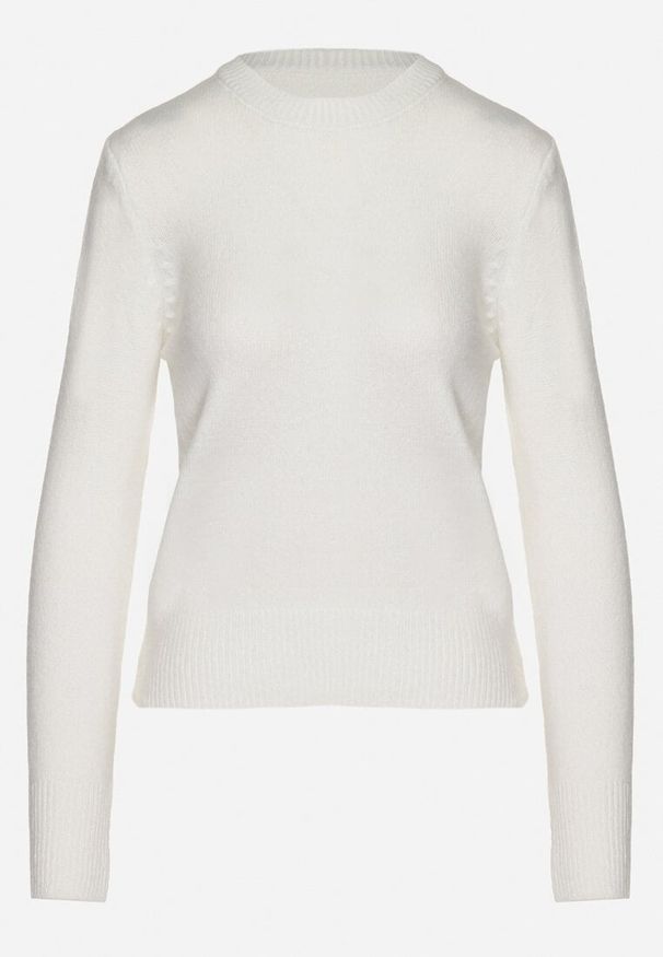 Born2be - Jasnobeżowy Sweter o Klasycznym Kroju Vitilia. Okazja: na co dzień, na spotkanie biznesowe, do pracy. Kolor: beżowy. Materiał: jeans. Długość rękawa: długi rękaw. Długość: długie. Wzór: aplikacja. Styl: klasyczny