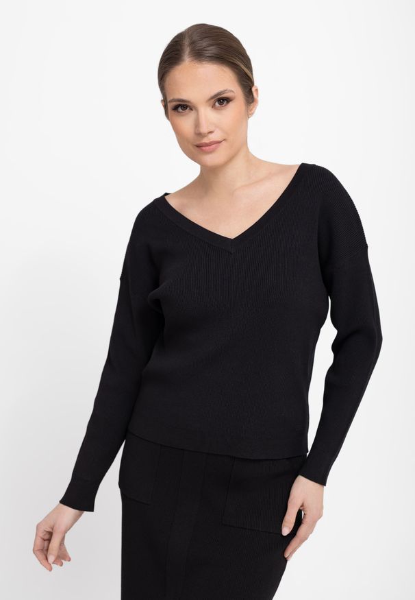 Volcano - Czarny, prążkowany sweter z dekoltem S-TIKA. Typ kołnierza: dekolt w serek. Kolor: czarny. Materiał: prążkowany. Wzór: prążki, aplikacja. Styl: klasyczny