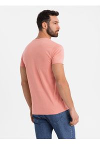 Ombre Clothing - Klasyczna męska bawełniana koszulka z dekoltem w serek BASIC – różowa V7. Typ kołnierza: dekolt w serek. Kolor: różowy. Materiał: bawełna. Styl: klasyczny #7