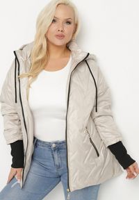 Born2be - Jasnobeżowa Kurtka Pikowana z Odpinanym Kapturem z Dłuższym Tyłem Rivselia. Okazja: na co dzień, na spacer. Kolekcja: plus size. Kolor: szary. Materiał: jeans. Długość: długie. Wzór: aplikacja. Sezon: jesień. Styl: klasyczny, casual, elegancki #6