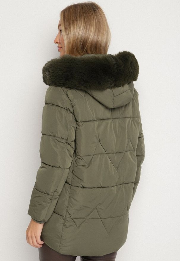 Born2be - Ciemnozielona Pikowana Kurtka z Kapturem z Futerkiem w Klasycznym Stylu Mindrie. Okazja: na spacer, na co dzień. Typ kołnierza: kaptur. Kolor: zielony. Materiał: futro. Wzór: aplikacja. Styl: klasyczny