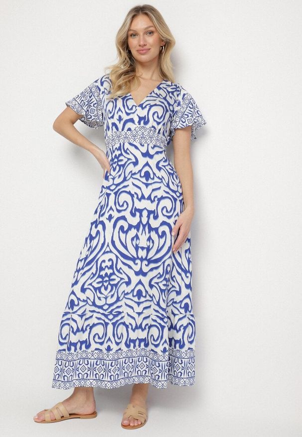 Born2be - Niebieska Sukienka o Rozkloszowanym Kroju w Ornamentalny Wzór Tillivene. Okazja: na co dzień. Typ kołnierza: dekolt w kształcie V. Kolor: niebieski. Długość rękawa: krótki rękaw. Styl: casual