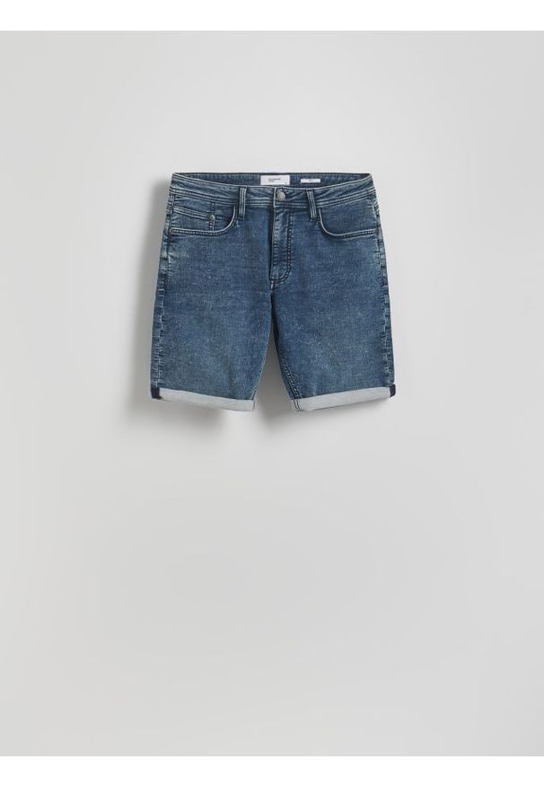 Reserved - Szorty slim fit z zakładkami - granatowy. Kolor: niebieski. Materiał: denim