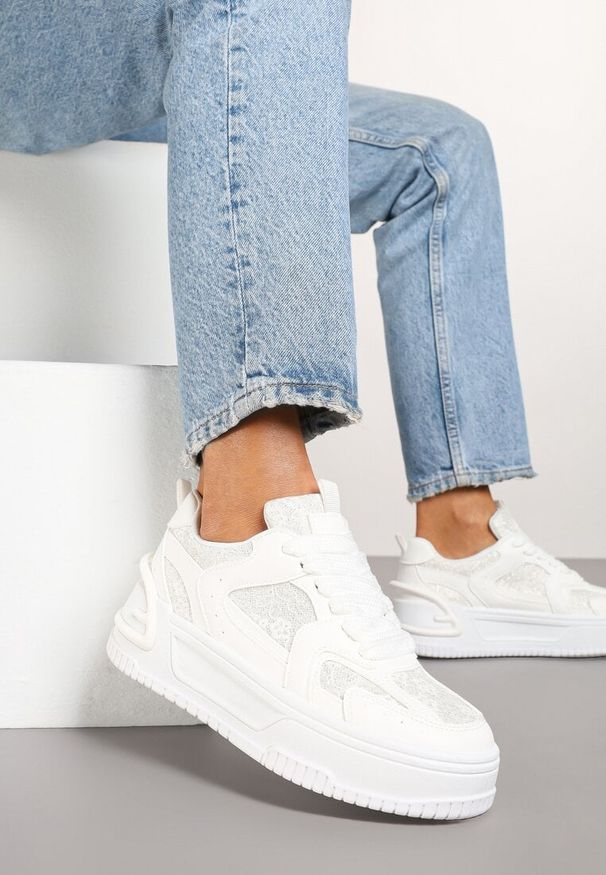 Renee - Białe Sneakersy z Brokatowymi Zdobieniami na Platformie Deovirae. Okazja: na co dzień. Zapięcie: sznurówki. Kolor: biały. Materiał: jeans. Wzór: aplikacja. Obcas: na platformie