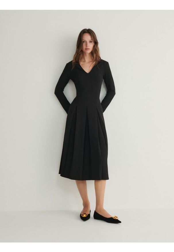 Reserved - Sukienka midi z zakładkami - czarny. Kolor: czarny. Materiał: tkanina. Wzór: gładki. Długość: midi