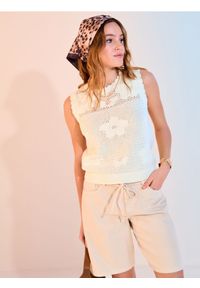 Sinsay - Jeansowe bermudy mid waist z materiałowym paskiem - beżowy. Kolor: beżowy. Materiał: jeans, materiał #1