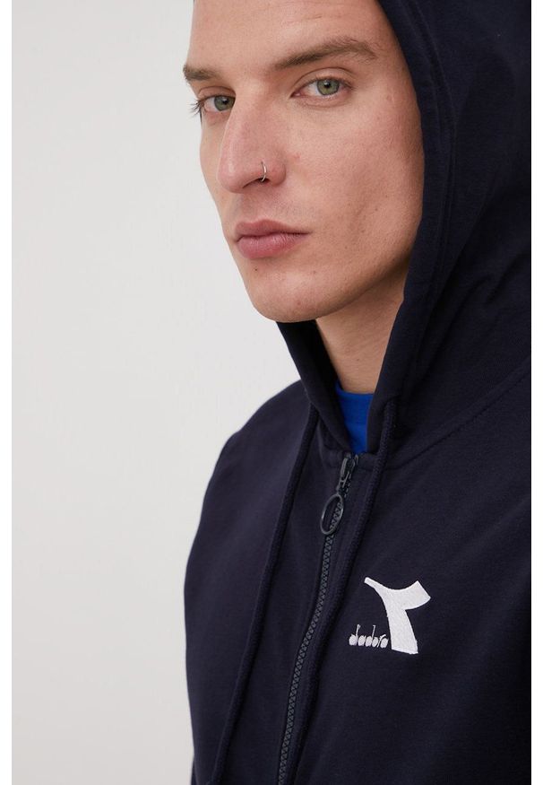 Diadora bluza męska kolor granatowy z kapturem z aplikacją. Okazja: na co dzień. Typ kołnierza: kaptur. Kolor: niebieski. Materiał: bawełna. Wzór: aplikacja. Styl: casual