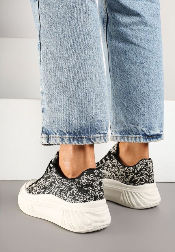 Born2be - Czarne Trampki na Grubej Tłoczonej Podeszwie w Abstrakcyjny Wzór Desiliana. Okazja: na spacer. Nosek buta: okrągły. Kolor: czarny. Materiał: jeans