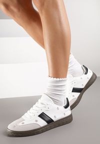 Renee - Białe Sneakersy Tenisówki Ozdobione Kwiatkami Zummine. Okazja: na co dzień, na spacer. Kolor: biały. Wzór: aplikacja, kwiaty. Sport: turystyka piesza