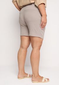 Born2be - Ciemnobeżowe Szorty Typu Bermudy z Wysokim Stanem z Gumką w Pasie i Wiązaniem Seviiana. Okazja: na co dzień. Stan: podwyższony. Kolekcja: plus size. Kolor: beżowy. Materiał: koronka, materiał. Wzór: koronka. Sezon: lato. Styl: elegancki, casual