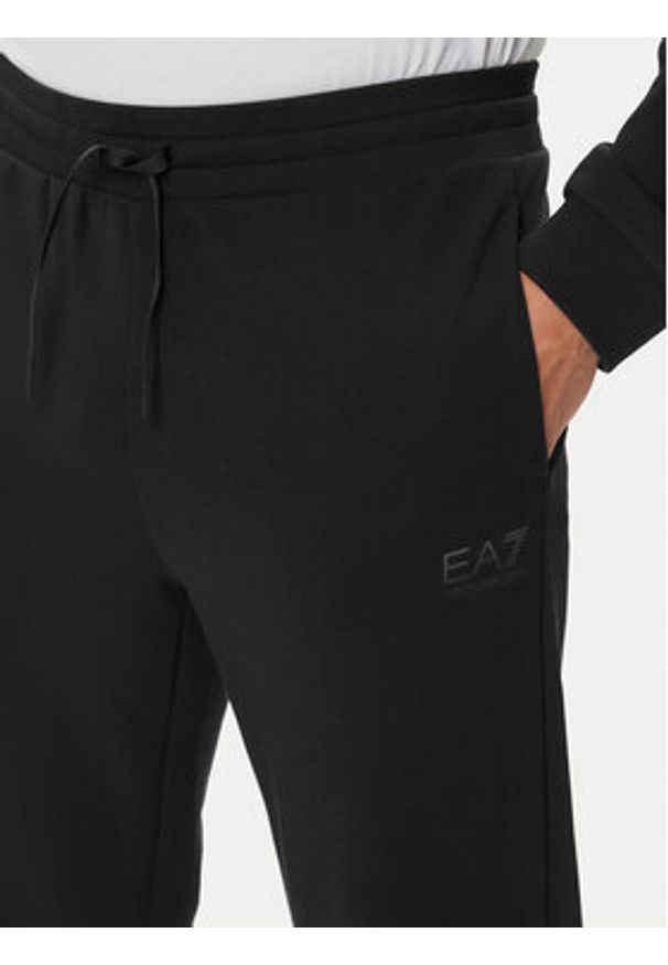 EA7 Emporio Armani Dres 7M000664 AF12501 UC001 Czarny Regular Fit. Kolor: czarny. Materiał: syntetyk