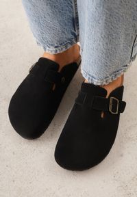 Renee - Czarne Klapki Typu Chodaki z Zamszu Naturalnego z Klamrą Meridnore. Kolor: czarny. Materiał: zamsz. Sezon: lato. Styl: elegancki #3