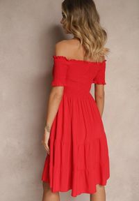 Renee - Czerwona Sukienka z Bawełny Hiszpanka Tolarelle. Okazja: na co dzień. Typ kołnierza: dekolt hiszpanka. Kolor: czerwony. Materiał: bawełna. Styl: elegancki, klasyczny, casual