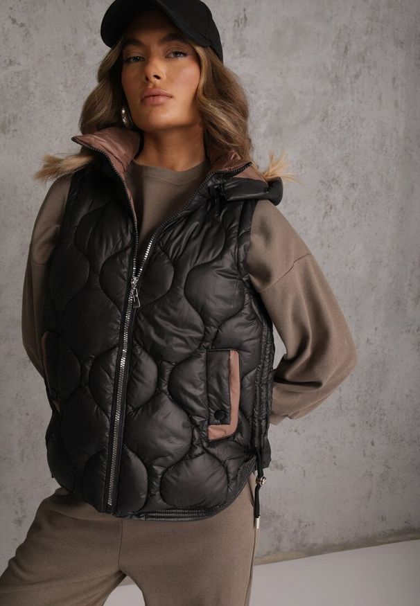 Renee - Czarna Kamizelka z Odpinanym Kapturem Ozdobnym Pikowaniem i Stoperami Liolena. Okazja: na imprezę, na spacer. Kolor: czarny. Materiał: jeans. Styl: sportowy, elegancki