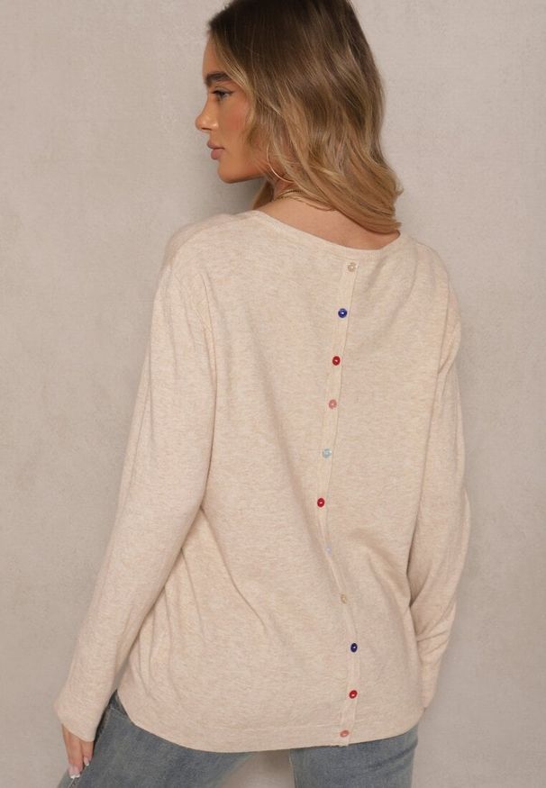 Renee - Beżowy Sweter z Kaszmirem Ozdobiony Kieszeniami Saniswena. Kolor: beżowy. Materiał: kaszmir. Długość rękawa: długi rękaw. Długość: długie. Wzór: aplikacja. Styl: elegancki, klasyczny
