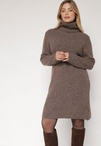 Born2be - Jasnobrązowa Sukienka Sweterkowa z Golfem z Wiskozą i Wełną Fedamira. Okazja: na co dzień. Typ kołnierza: golf. Kolor: beżowy. Materiał: wełna, wiskoza. Typ sukienki: proste. Styl: casual, klasyczny. Długość: maxi #7