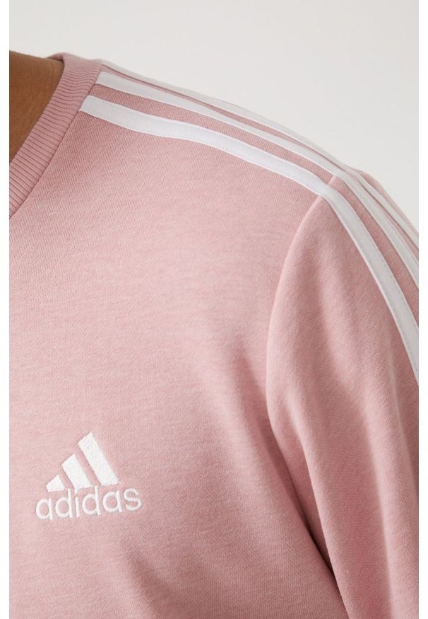 Adidas - adidas bluza męska kolor różowy z aplikacją. Kolor: różowy. Materiał: materiał, poliester, bawełna, dzianina. Wzór: aplikacja