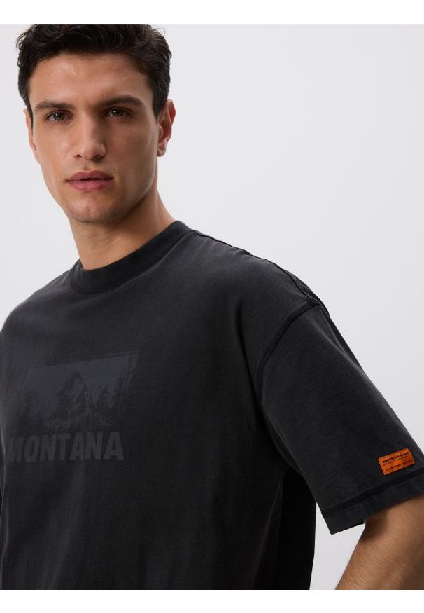 Reserved - T-shirt boxy z nadrukiem - ciemnoszary. Kolor: szary. Materiał: dzianina, bawełna. Wzór: nadruk