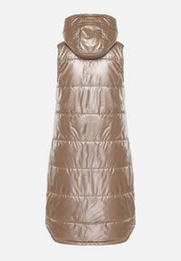 Born2be - Ciemnobeżowa Długa Kamizelka z Kapturem Ozdobiona Imitacją Kieszeni Mavaria. Typ kołnierza: kaptur. Kolor: beżowy. Materiał: jeans. Długość: długie. Wzór: aplikacja. Sezon: wiosna, jesień. Styl: elegancki, sportowy, klasyczny #4