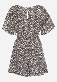 Born2be - Czarno-Beżowy Kombinezon z Gumką w Pasie Zapinany przy Karku na Guzik z Dodatkowym Materiałowym Paskiem Odilla. Okazja: na spotkanie biznesowe, do pracy. Kolor: czarny. Materiał: materiał. Długość rękawa: krótki rękaw. Długość: długie. Styl: elegancki, biznesowy #6