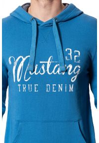 Mustang - MUSTANG BLUZA Logoprint Hoodie DEEP WATER 1007259 5392. Typ kołnierza: kaptur. Wzór: nadruk #5
