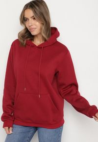 Born2be - Bordowa Bluza z Kapturem i Kangurkową Kieszenią Envila. Okazja: na co dzień. Typ kołnierza: kaptur. Kolor: czerwony. Materiał: jeans. Styl: casual, elegancki #3