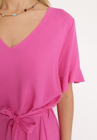Born2be - Fuksjowa Sukienka Pudełkowa z Materiałowym Paskiem i Falbanką Dimovas. Typ kołnierza: dekolt w kształcie V. Kolor: różowy. Materiał: materiał #6