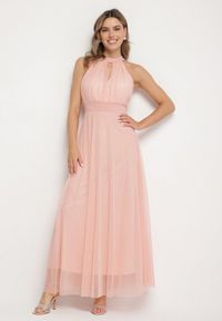 Born2be - Różowa Wieczorowa Sukienka ze Stójką Wiązana w Talii Ozdobiona Siateczką Nestasoni. Okazja: na imprezę. Typ kołnierza: kołnierzyk stójkowy. Kolor: różowy. Materiał: satyna. Długość rękawa: bez rękawów. Wzór: aplikacja. Styl: wizytowy #1