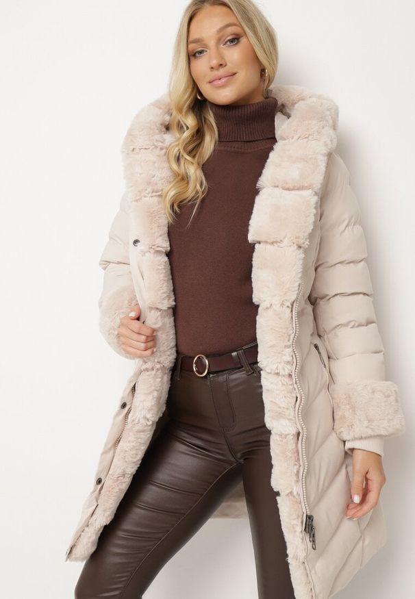 Born2be - Jasnobeżowa Pikowana Kurtka Zimowa z Paskiem i Futerkowymi Obszyciami z Możliwością Odpięcia Hedirra. Okazja: na co dzień. Kolor: beżowy. Materiał: futro, jeans. Długość rękawa: długi rękaw. Długość: długie. Sezon: zima. Styl: casual, elegancki