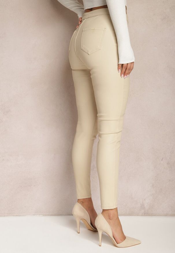 Renee - Jasnobeżowe Spodnie z Ekoskóry o Fasonie Skinny Sonowa. Stan: podwyższony. Kolor: beżowy