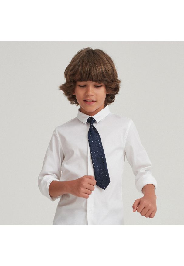 Reserved - Elegancka koszula slim fit z krawatem - Biały. Kolor: biały. Styl: elegancki
