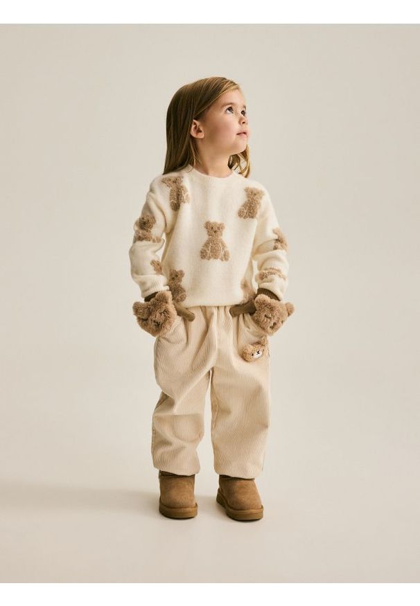 Reserved - Sztruksowe spodnie z aplikacją - kremowy. Kolor: kremowy. Materiał: sztruks. Wzór: aplikacja