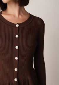 Born2be - Brązowy Elegancki Kardigan z Wiskozy z Falbankami i Guzikami z Cyrkoniami Orsea. Okazja: na co dzień. Typ kołnierza: kołnierz z falbankami. Kolor: brązowy. Materiał: wiskoza. Wzór: aplikacja. Styl: elegancki #8