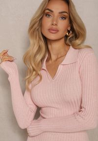 Renee - Jasnoróżowa Sweterkowa Sukienka z Wiskozą i Modalem o Dopasowanym Kroju z Kołnierzykiem Sealiea. Kolor: różowy. Materiał: wiskoza. Wzór: prążki. Typ sukienki: kopertowe, oversize, dopasowane. Styl: elegancki #3