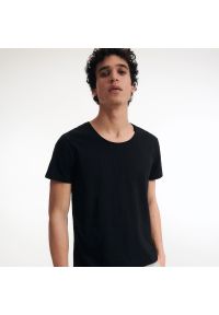 Reserved - T-shirt regular - Czarny. Kolor: czarny