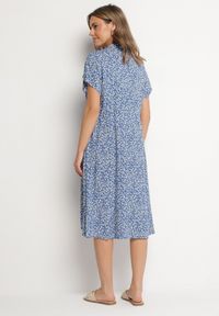 Born2be - Granatowa Bawełniana Sukienka Koszulowa w Kwiaty z Rozkloszowanym Dołem Jerilsa. Okazja: na co dzień. Typ kołnierza: kołnierzyk klasyczny. Kolor: niebieski. Materiał: bawełna. Długość rękawa: krótki rękaw. Wzór: kwiaty. Typ sukienki: koszulowe. Styl: klasyczny, casual, elegancki #5