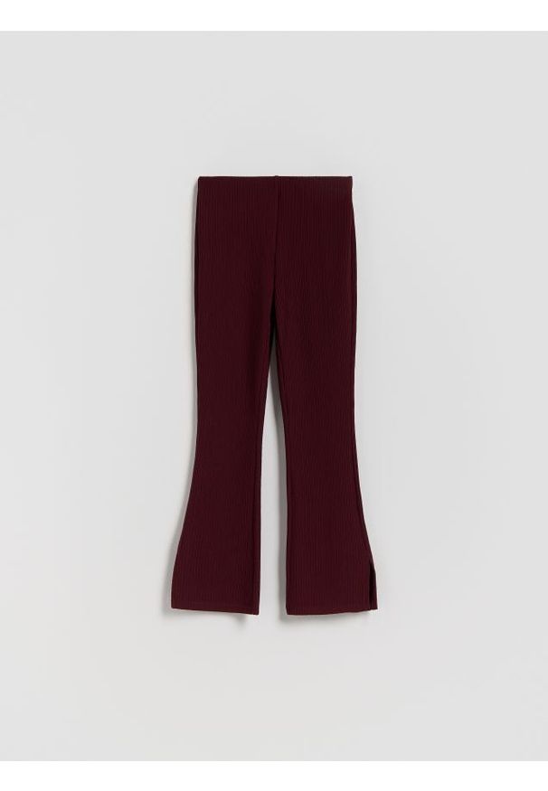 Reserved - Prążkowane spodnie flare - mahoniowy. Kolor: brązowy. Materiał: prążkowany