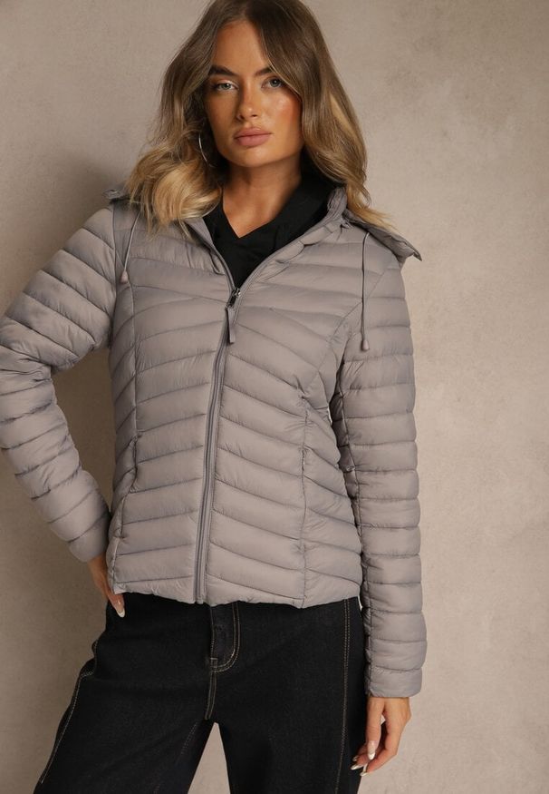 Renee - Szara Przejściowa Kurtka z Pikowanymi Przeszyciami i Kapturem Suritte. Okazja: na co dzień, na spacer. Kolor: szary. Materiał: jeans, dzianina. Styl: klasyczny, casual