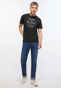 Mustang - MUSTANG ALEX C PRINT MĘSKI T-SHIRT KOSZULKA NADRUK BLACK 1012768 4142. Wzór: nadruk #4