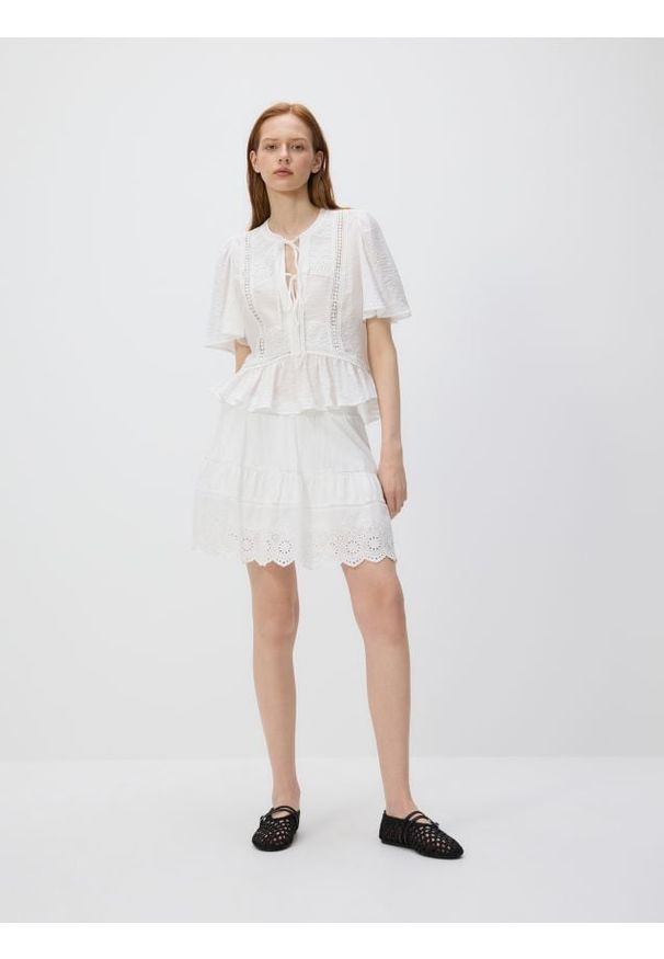 Reserved - Spódnica mini z ażurowym dołem - złamana biel. Materiał: dzianina, bawełna. Wzór: ażurowy