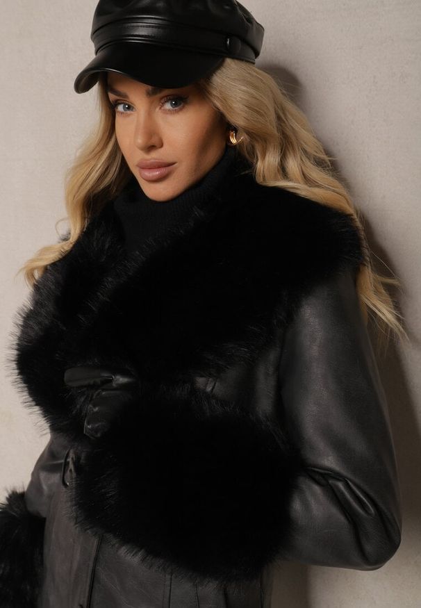 Renee - Czarna Ekoskórzana Kurtka Zdobiona Futerkowymi Obszyciami z Paskiem w Talii Etindra. Okazja: na co dzień. Kolor: czarny. Materiał: dzianina, futro, jeans. Długość rękawa: długi rękaw. Długość: długie. Wzór: aplikacja. Styl: klasyczny, casual