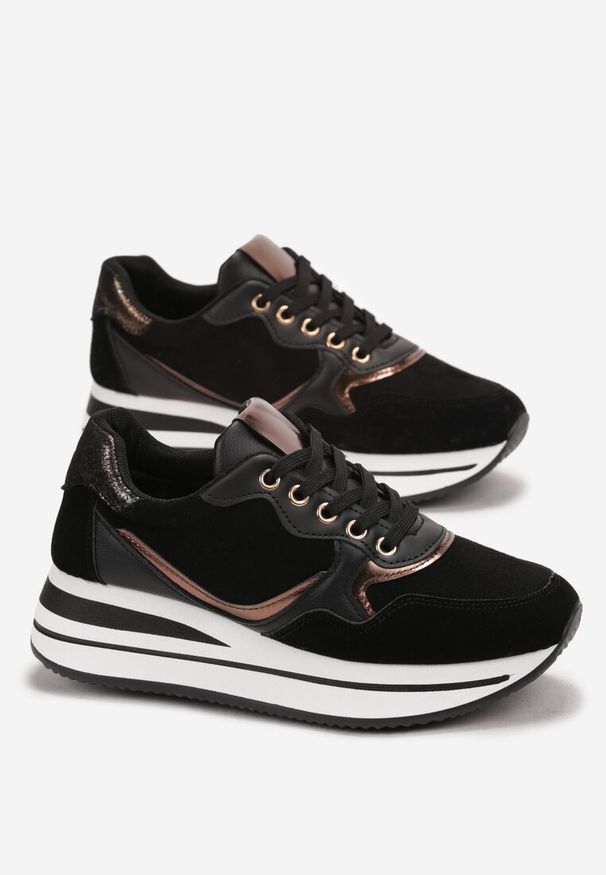 Renee - Czarne Sneakersy Ozdobione Metalicznym Akcentem na Platformie Uscora. Okazja: na co dzień. Nosek buta: okrągły. Zapięcie: sznurówki. Kolor: czarny. Materiał: nubuk, materiał, syntetyk. Wzór: aplikacja. Obcas: na platformie. Wysokość obcasa: niski