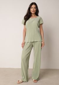 Born2be - Zielone Szerokie Spodnie z Wysokim Stanem ze Zwiewnej Tkaniny z Plisami Galiris. Okazja: do pracy, na co dzień, na spotkanie biznesowe. Stan: podwyższony. Kolor: zielony. Materiał: tkanina. Długość: długie. Styl: elegancki, biznesowy, casual #1