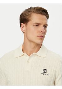 TOMMY HILFIGER - Tommy Hilfiger Polo MW0MW42788 Kremowy Regular Fit. Typ kołnierza: polo. Kolor: kremowy. Materiał: bawełna #4