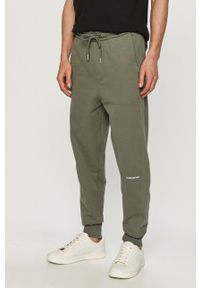 Calvin Klein Jeans - Spodnie. Kolor: zielony. Materiał: bawełna, dzianina. Wzór: gładki #1
