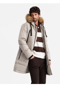 Ombre Clothing - Długa ciepła męska kurtka typu parka z kapturem – beżowa V5 OM-JALJ-0182 - XXL. Typ kołnierza: kaptur. Kolor: beżowy. Materiał: materiał, syntetyk. Długość: długie. Wzór: ze splotem, aplikacja. Styl: elegancki