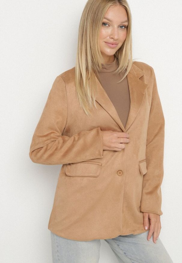 Born2be - Beżowa Marynarka Oversize z Imitacji Zamszu o Pudełkowym Kroju Alonella. Okazja: na spotkanie biznesowe, do pracy, na randkę, na co dzień. Kolor: beżowy. Materiał: zamsz. Wzór: grochy. Styl: retro, biznesowy, casual, klasyczny