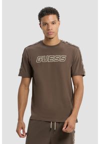 Guess - GUESS Brązowy męski t-shirt Arlo. Kolor: brązowy