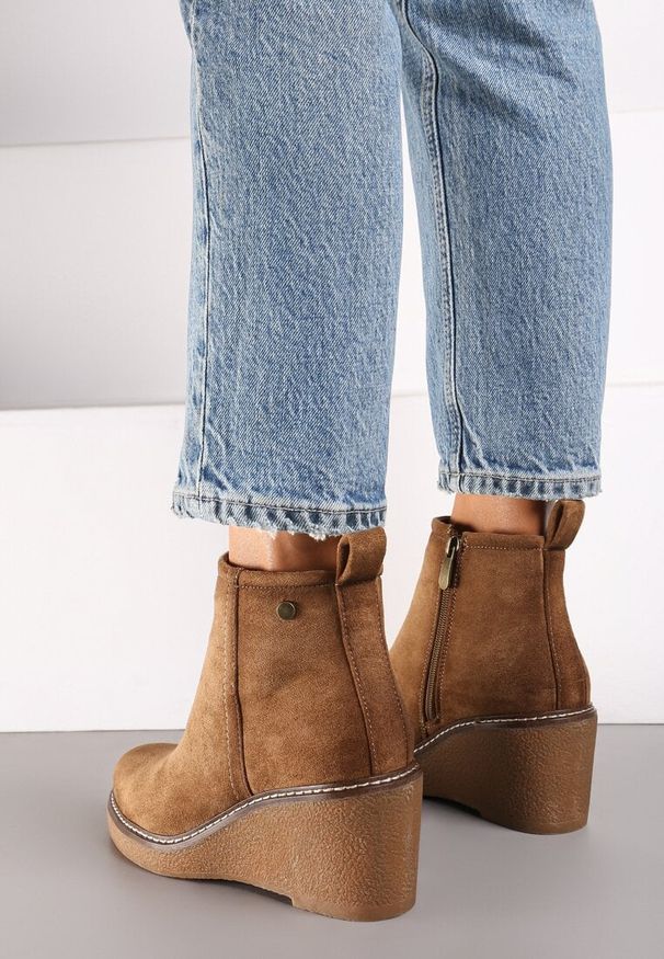 Born2be - Ciemnobeżowe Botki na Koturnie w Stylu Sztybletów Ozdobione Przeszyciami Korievia. Okazja: na co dzień. Kolor: beżowy. Materiał: jeans. Wzór: aplikacja. Obcas: na koturnie. Styl: klasyczny, casual