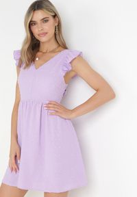 Born2be - Fioletowa Rozkloszowana Sukienka Mini z Tkaniny Plumeti i Odkrytymi Plecami Caitadi. Typ kołnierza: kołnierz z falbankami. Kolor: fioletowy. Materiał: tkanina. Styl: elegancki. Długość: mini #1